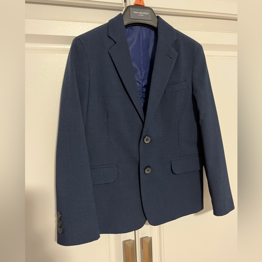 Van Heusen Boys 2 piece Suit size 7 Used but in excellent condition